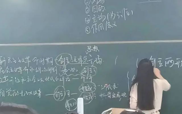 女教师“幼态字体”走红,家长坦言很难接受:孩子写得都比这好