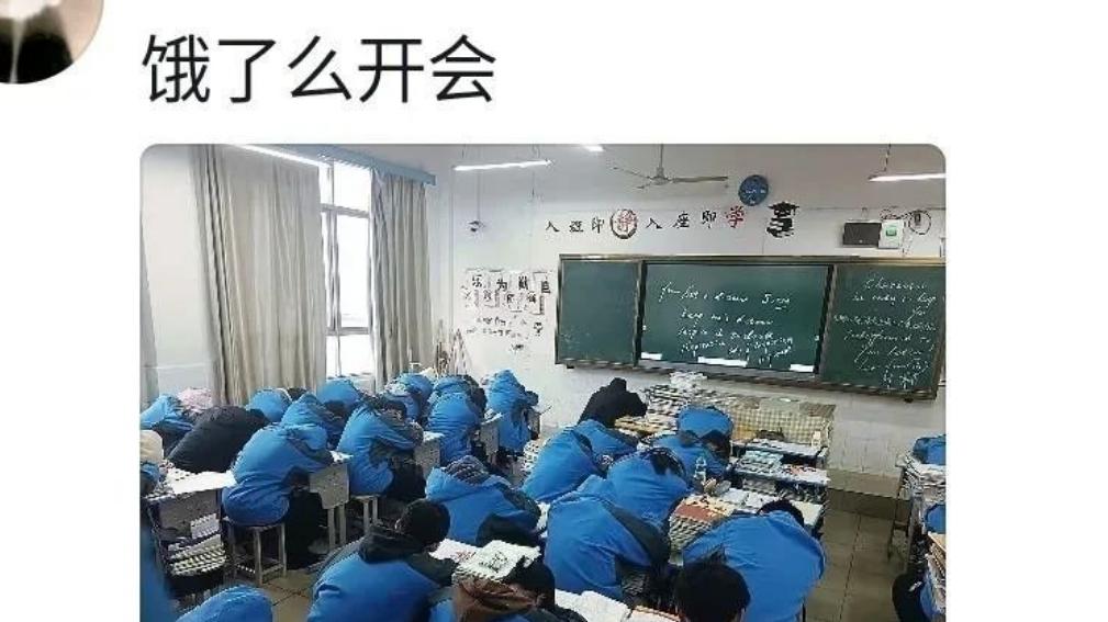 学校发明“防早恋”校服,一到晚上威力尽显,校长:目的达到了