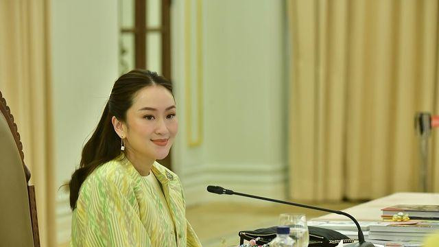 泰国美女总理出席新中国成立75周年招待会，惊艳！大使夫妇也来了