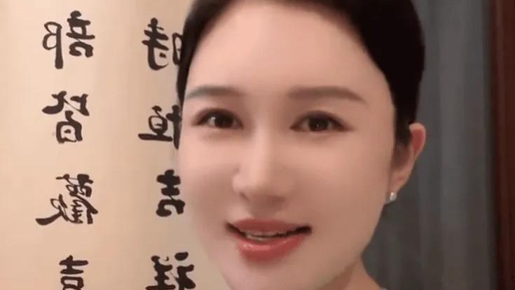 张纪中帮妻子按腰涂妊娠油，亲手托孕肚很贴心